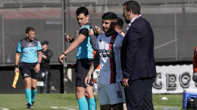 Cristian Fabbiani intercambia unas palabras contra Banegas. Fue en el empate 3 a 3 entre Riestra y Newells
