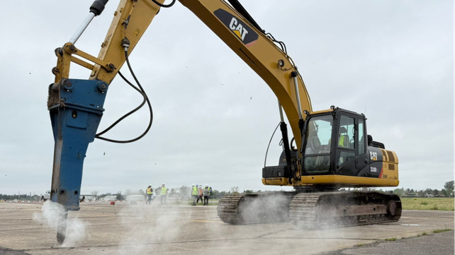Las máquinas ya comenzaron a demoler la cabecera sur de la pista de aterrizaje del Aeropuerto Internacional de Rosario.