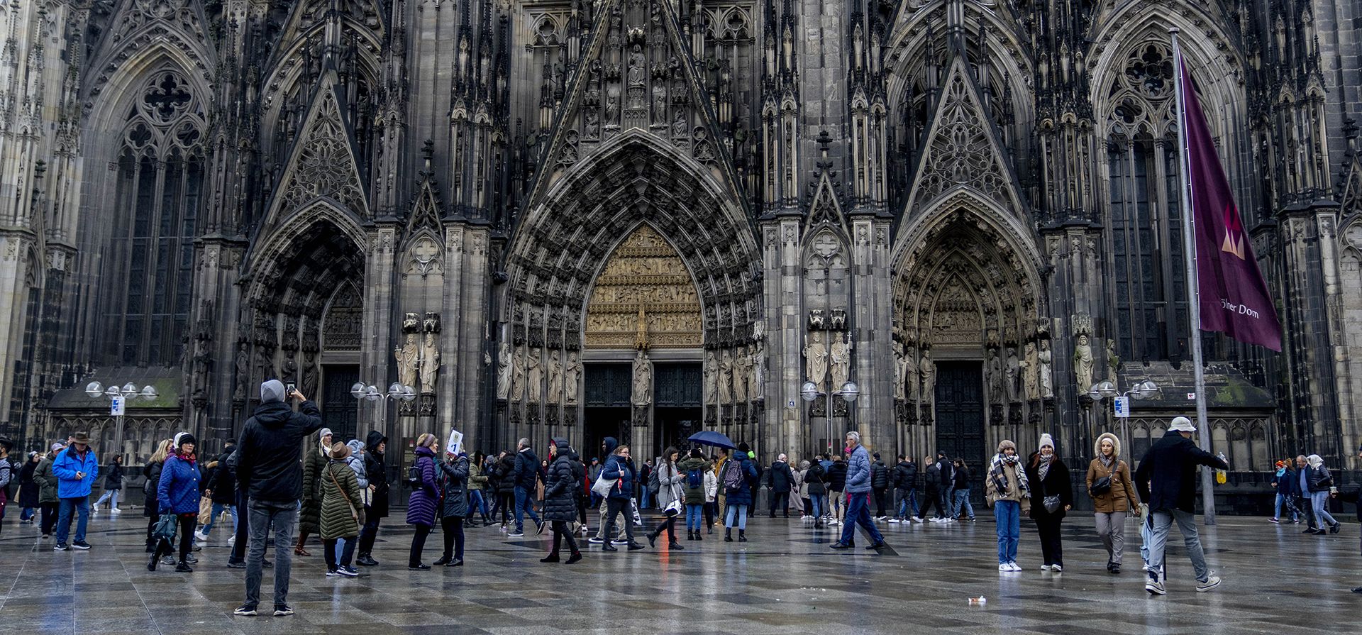 La gente camina frente a la Catedral de Colonia en Colonia, Alemania. Una crisis de confianza sin precedentes está sacudiendo a la Arquidiócesis de Colonia. Los creyentes católicos han protestado contra su obispo profundamente divisivo y se están marchando en masa por las acusaciones de que pudo haber encubierto informes de abuso sexual del clero. (Foto AP/Michael Probst)
