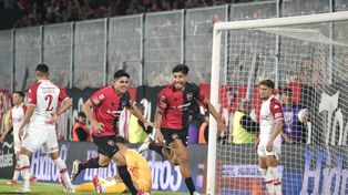 Lollo grita su gol, el segundo rojinegro, el que definió un pleito nada sencillo.