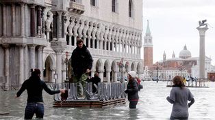 Marea hist&oacute;rica azota a Venecia, inunda la plaza San Marcos y amenaza la ciudad