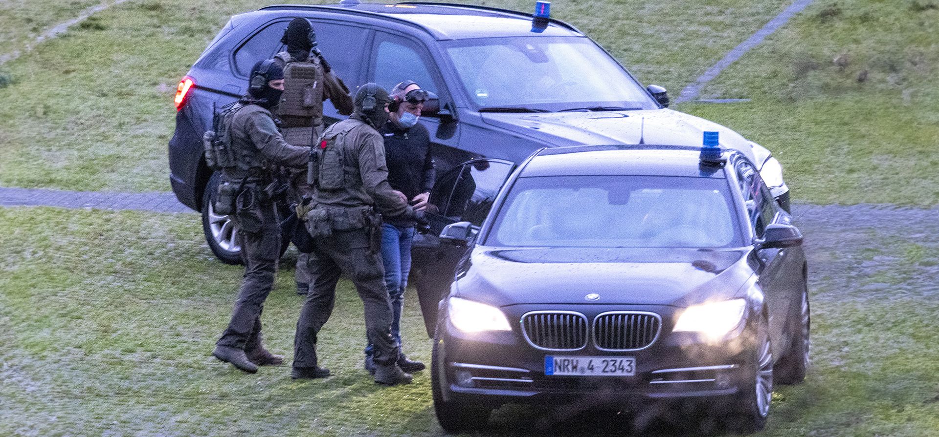 El acusado Thomas Drach, a la derecha, llega en helicóptero al Centro de Justicia de Colonia en Colonia, Alemania, el jueves 4 de enero de 2024. El hombre que cumplió condena en prisión por un secuestro de alto perfil en 1996 fue declarado culpable de robo e intento de asesinato este jueves y condenado a 15 años de prisión. (Thomas Banneyer/dpa vía AP) El acusado Thomas Drach, a la derecha, llega en helicóptero al Centro de Justicia de Colonia en Colonia, Alemania, el jueves 4 de enero de 2024. El hombre que cumplió condena en prisión por un secuestro de alto perfil en 1996 fue declarado culpable de robo e intento de asesinato este jueves y condenado a 15 años de prisión. (Thomas Banneyer/dpa vía AP)