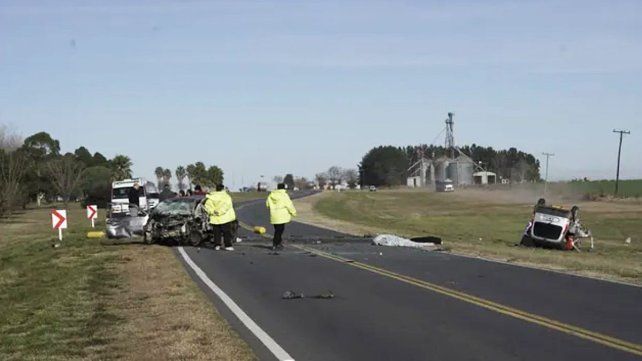 El choque frontal se produjo a unos 50 km de Rosario. El siniestro vial ocasionó tres muertos cerca de Arminda. Uno de los vehículos invadió&nbsp; carril contrario&nbsp;