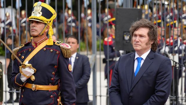El mandatario colocó una ofrenda floral en el monumento al Libertador ubicado en la plaza San Martín