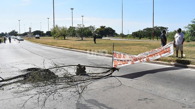 Se levantó el corte de los pescadores en la Ruta 168, pero aún quedan algunos en la provincia