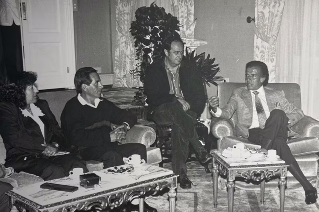 Carlos Menem recibió en Olivos a los padres de Omar Carrasco. Foto: Telam Julio López Carlos Menem recibió en Olivos a los padres de Omar Carrasco. Foto: Telam Julio López