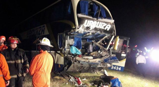 Impacto. La parte delantera del colectivo quedó destrozada.&nbsp;