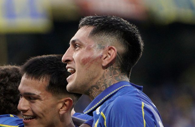 El rostro del Gato Ávila, la prueba del fuerte golpe. El zaguero central canalla igualmente jugó todo el partido. 