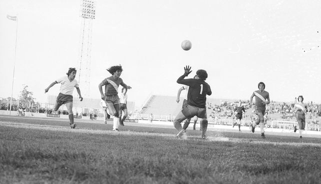 Uno de los goles en Mar del Plata. Maradona definió sobre el final del partido para redondear una goleada ante el San Lorenzo marplatense.