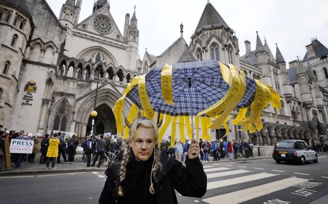 Un manifestante con una máscara de Julian Assange participa de una manifestación frente al Tribunal Superior de Londres. El gobierno de Estados Unidos tiene previsto solicitar al Tribunal Superior de Gran Bretaña que revoque la decisión de extradición.