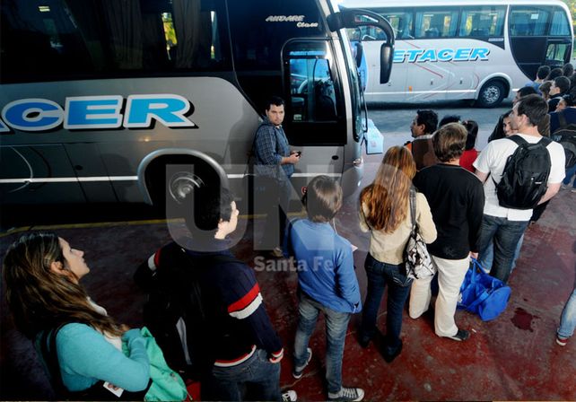 En la fila. Cientos de estudiantes universitarios y terciarios viajan diariamente para cursar sus materias. UNO de Santa Fe/Manuel Testi