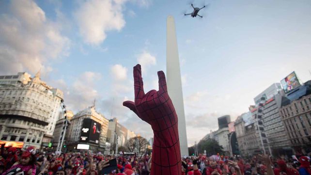 Más de 1.000 personas disfrazadas de Spiderman batieron récord Guinnes en el Obelisco. Niños y niñas