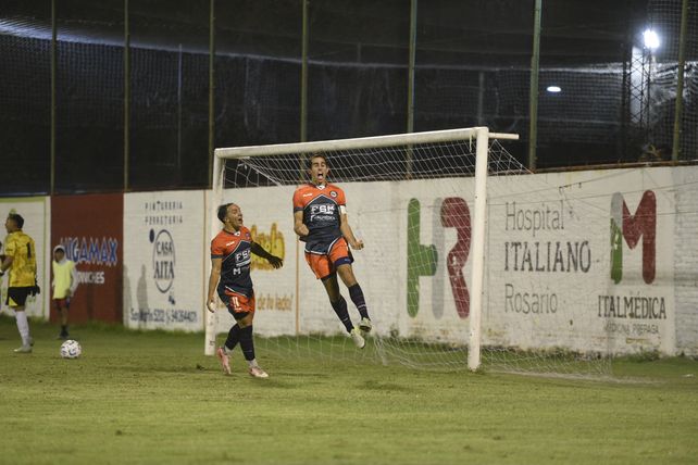 Paulo Killer grita con alma y vida el tercer de Central Córdoba, de penal.