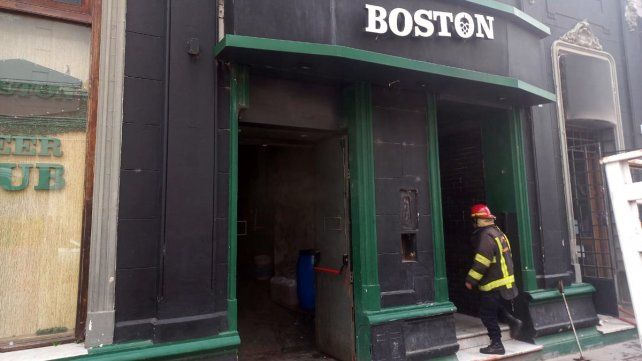 Eln bar ubicado en calle Corrientes sufrió un cortocircuito y comenzó un incendio que fue sofocado