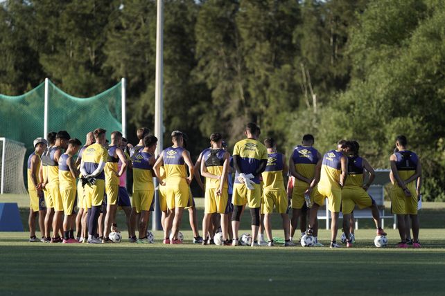 Los futbolistas de Central escuchan las directivas de Russo, antes del reparto de pecheras.