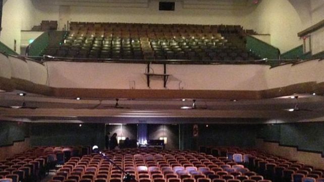 Una mujer arrojó a una nena de 4 años desde el pullman a la platea de un teatro