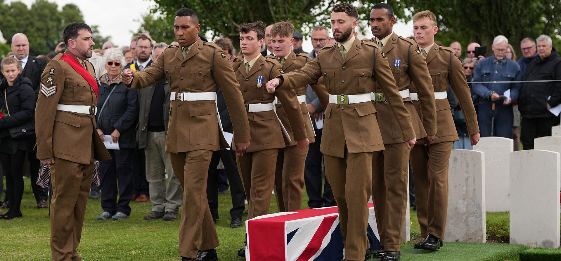 Soldados del Regimiento Real de la Princesa de Gales bajan un ataúd durante una ceremonia de entierro para seis soldados británicos de la Primera Guerra Mundial, en el cementerio Tyne Cot de la CWGC en Zonnebeke, Bélgica, el miércoles 10 de junio de 2026. (Foto AP/Virginia Mayo) Soldados del Regimiento Real de la Princesa de Gales bajan un ataúd durante una ceremonia de entierro para seis soldados británicos de la Primera Guerra Mundial, en el cementerio Tyne Cot de la CWGC en Zonnebeke, Bélgica, el miércoles 10 de junio de 2026. (Foto AP/Virginia Mayo)