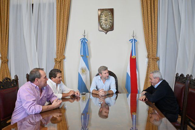 El gobernador junto a los dirigentes del deporte.