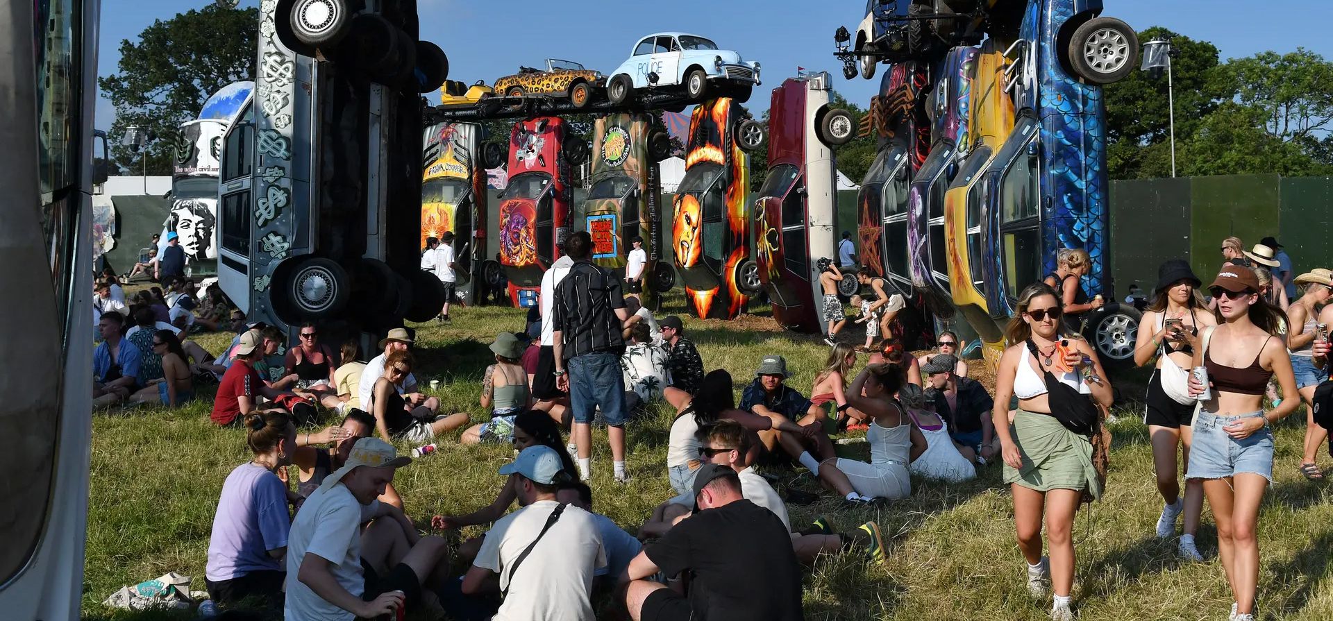 Los asistentes al festival se reúnen en Car Henge durante el primer día del festival de Glastonbury, Reino Unido. Fotografía: Jim Dyson/Redferns Los asistentes al festival se reúnen en Car Henge durante el primer día del festival de Glastonbury, Reino Unido. Fotografía: Jim Dyson/Redferns