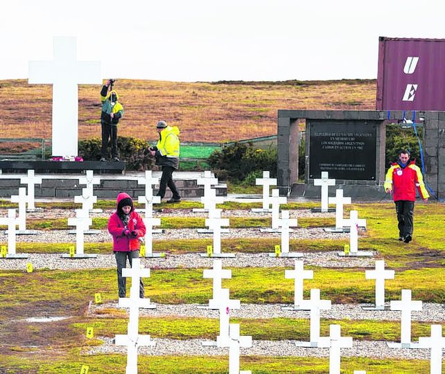 darwin. La Cruz Roja exhuma los restos de 123 soldados argentinos.