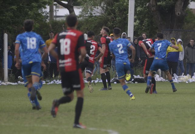Inicio de los incidentes. Duarte, el 7 de Central, golpea a Grela, el 17 de Newell’s.