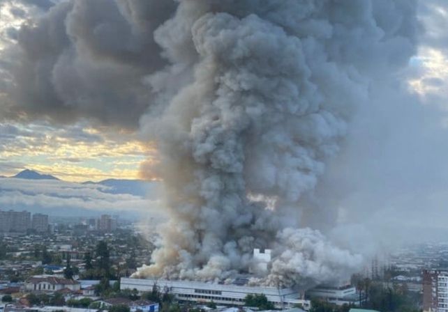Gran incendio e inmediato desalojo en un hospital de Santiago de Chile