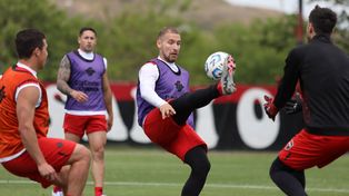 Matko Miljevic y Éver Banega estarían en la creación del fútbol de Newells ante el Ferroviario.