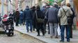 Una larga fila de gente espera ser vacunada en la ciudad de Pirna, en el estado de Sajonia.&nbsp;