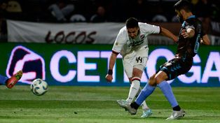 Panchito González tuvo la más clara del primer tiempo. Tras pase de Ortiz, remató y sacó elexNewells Macagno.