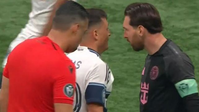 Lionel Messi se cruzó fuerte con el ex-Boca Andrés Cubas y tuvo que intervenir el árbitro para frenar la discusión.