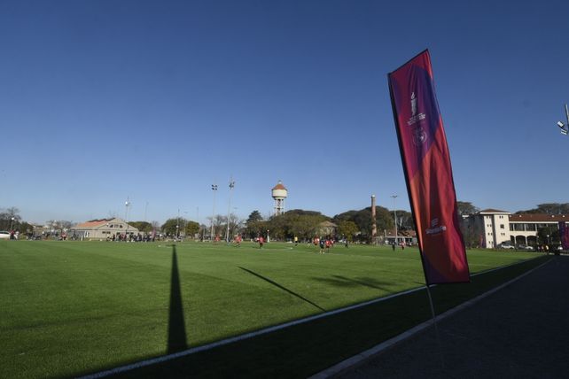 Nuevas obras. Así luce la nueva cancha con césped sintético de la Rosarina en el (ex batallón 121).