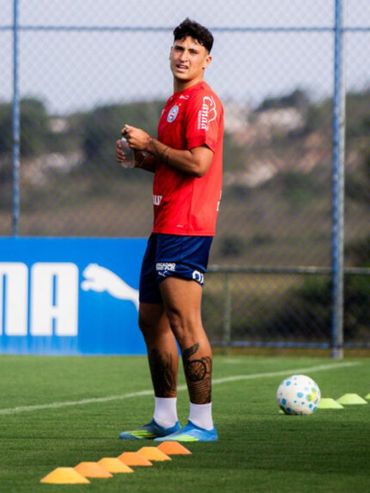 Alejo Veliz debutará el domingo en su nuevo equipo contra el rival de Central en la Libertadores