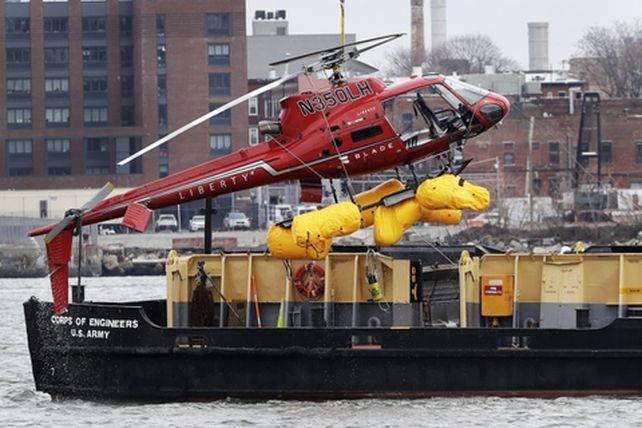 Tragedia. El helicóptero cayó a las aguas del East River. Cinco muertos.