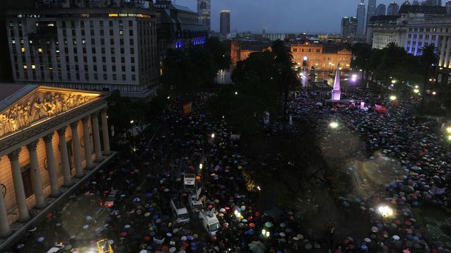 Una multitud vestida de negro marchó contra la violencia de género y los femicidios