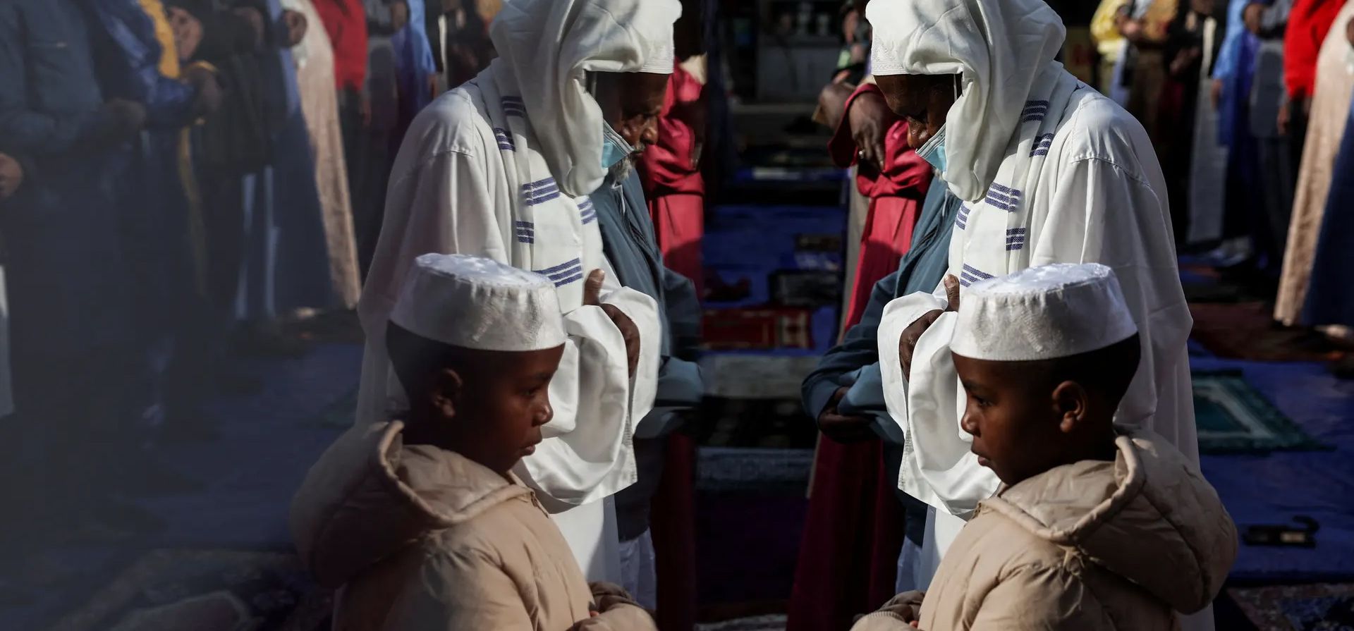 La gente reza fuera de la mezquita Masjid At-Taqwa en Bedford-Stuyvesant, Brooklyn, Nueva York. Fotografía: Shannon Stapleton/Reuters La gente reza fuera de la mezquita Masjid At-Taqwa en Bedford-Stuyvesant, Brooklyn, Nueva York. Fotografía: Shannon Stapleton/Reuters