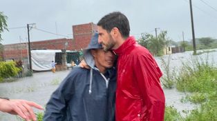 El gobernador estuvo codo a codo con los vecinos en Reconquista. “Vamos a estar hasta que el agua baje y hasta que los ciudadanos y ciudadanas puedan volver a sus hogares, señaló Pullaro.