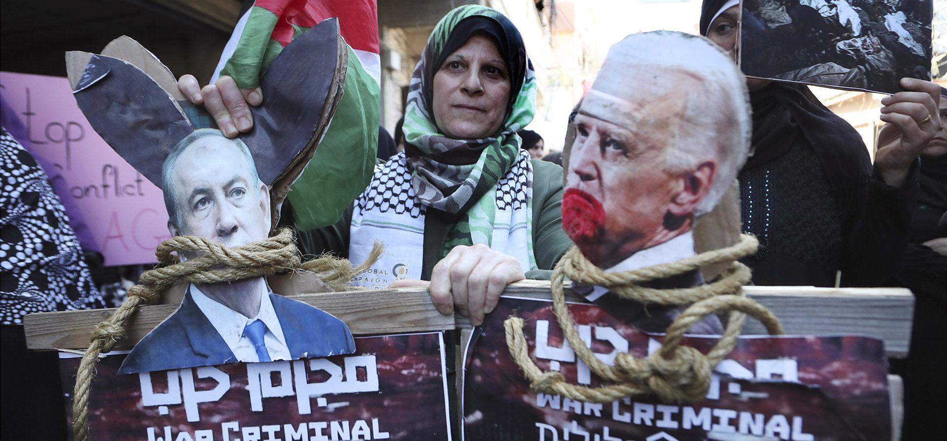 Un manifestante palestino sostiene pancartas contra el presidente estadounidense Joe Biden y el primer ministro israelí, Benjamin Netanyahu durante una protesta en solidaridad con el pueblo palestino en Gaza, en el campo de refugiados palestinos de Ein el-Hilweh, en el sur del Líbano, el miércoles. 18 de octubre de 2023. (Foto AP/Mohammed Zaatari) Un manifestante palestino sostiene pancartas contra el presidente estadounidense Joe Biden y el primer ministro israelí, Benjamin Netanyahu durante una protesta en solidaridad con el pueblo palestino en Gaza, en el campo de refugiados palestinos de Ein el-Hilweh, en el sur del Líbano, el miércoles. 18 de octubre de 2023. (Foto AP/Mohammed Zaatari)