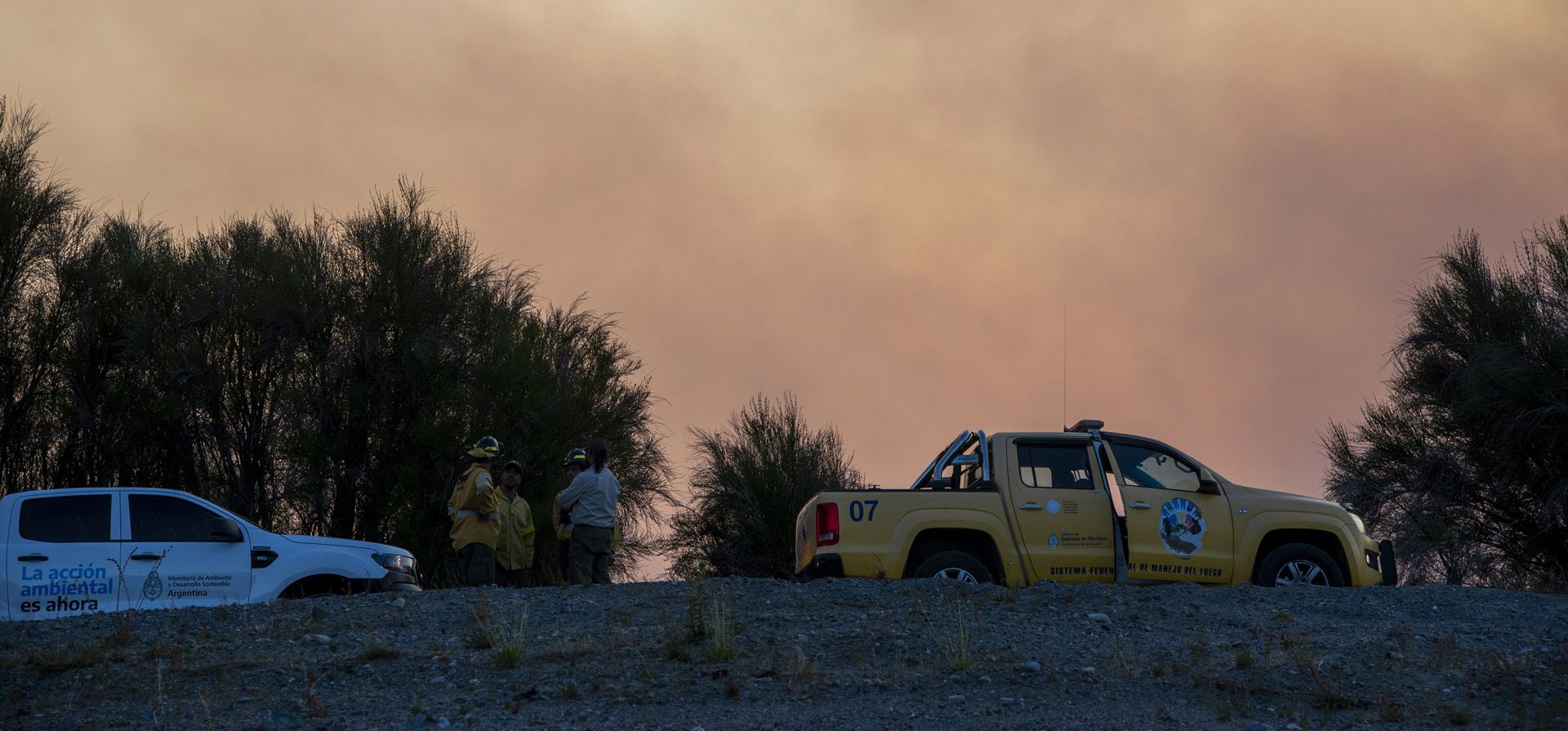 La presencia de intenso humo en la zona, obligó a las autoridades de Vialidad Nacional a cortar el tránsito en ese tramo de la ruta nacional 40 por precaución y hacia a noche las llamas cruzaron la cinta asfáltica.