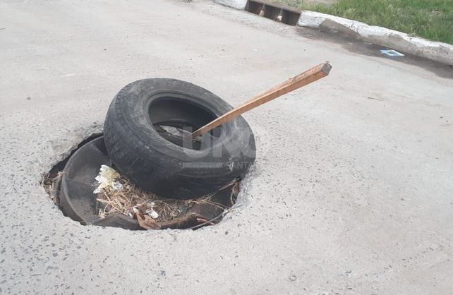 La advertencia de un peligroso bache en Candioti norte