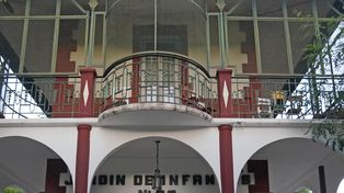 En la casa de Avellaneda 941, donde hoy funciona el jardín Nº 38 Magdalena Güemes, vivía la hermana de la escritora, quien visitaba allí sus sobrinos.