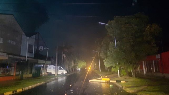 Voladuras de techos y postes caídos por la tormenta