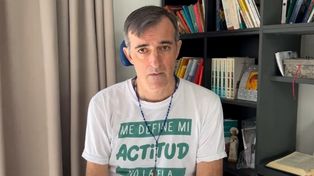 Esteban Bullrich padece Esclerosis Lateral Amiotrófica (ELA), una enfermedad degenerativa de tipo neuromuscular.