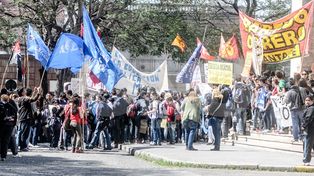 Estudiantes marcharon hacia la municipalidad en protesta del aumento del boleto urbano