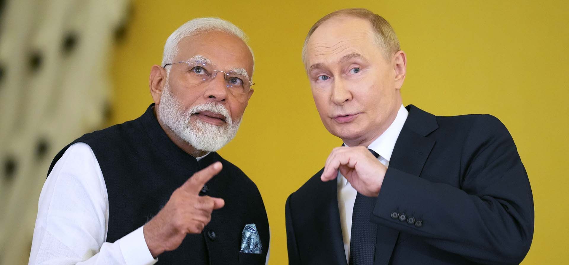 El presidente ruso, Vladimir Putin, y el primer ministro indio, Narendra Modi, examinan una sala antes de la ceremonia de entrega de la Orden de San Andrés el Apóstol Primero Llamado a Narendra Modi en el Kremlin de Moscú, Rusia, el martes 9 de julio. 2024. (Foto AP/Alexander Zemlianichenko) El presidente ruso, Vladimir Putin, y el primer ministro indio, Narendra Modi, examinan una sala antes de la ceremonia de entrega de la Orden de San Andrés el Apóstol Primero Llamado a Narendra Modi en el Kremlin de Moscú, Rusia, el martes 9 de julio. 2024. (Foto AP/Alexander Zemlianichenko)