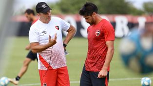 Kudelka dialoga en la práctica con Pablo Pérez, que será titular ante Lanús.
