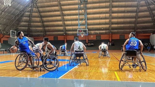 En el polideportivo de Cilsa Santa Fe se desarrolló un pentagonal de básquet sobre silla de ruedas.