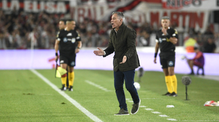 Ariel Holan le grita en forma enérgica a sus futbolistas. Central perdió en el Monumental.