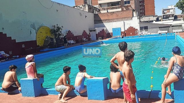 El Recreativo Bochas Club cuenta con más de 100 niños y niñas inscriptos en su colonia de vacaciones. Predomina la enseñanza de la natación.