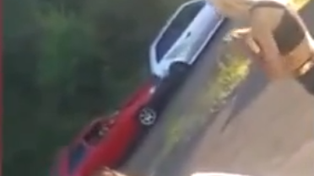 Una joven se bajó del auto para hacer una broma y provocó un choque en cadena