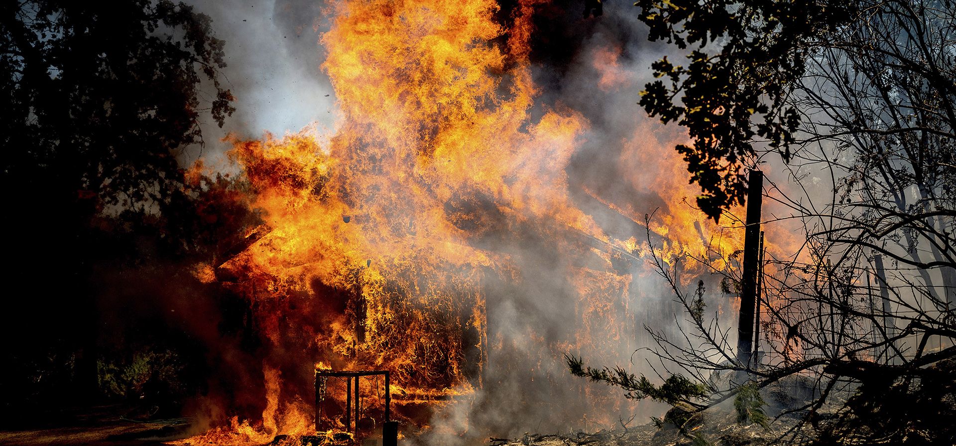 Las llamas consumen una casa en Triangle Rd. mientras el Oak Fire arde en el condado de Mariposa, California.
